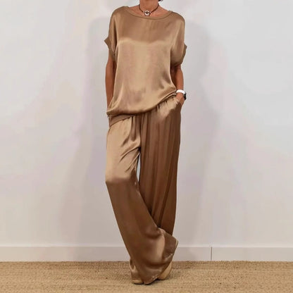 Loose shirt and wide pants