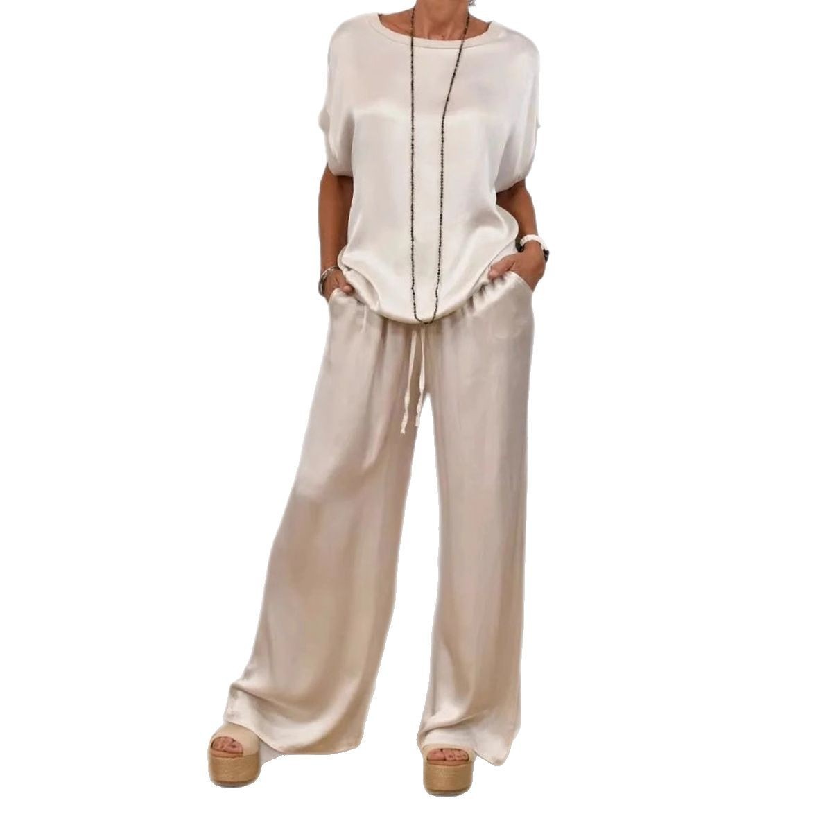 Loose shirt and wide pants