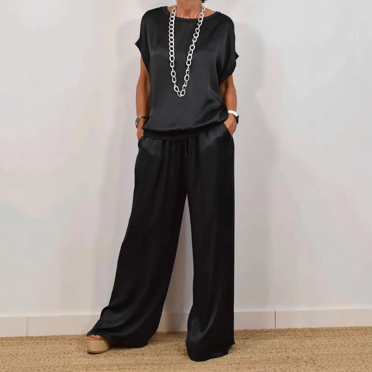 Loose shirt and wide pants